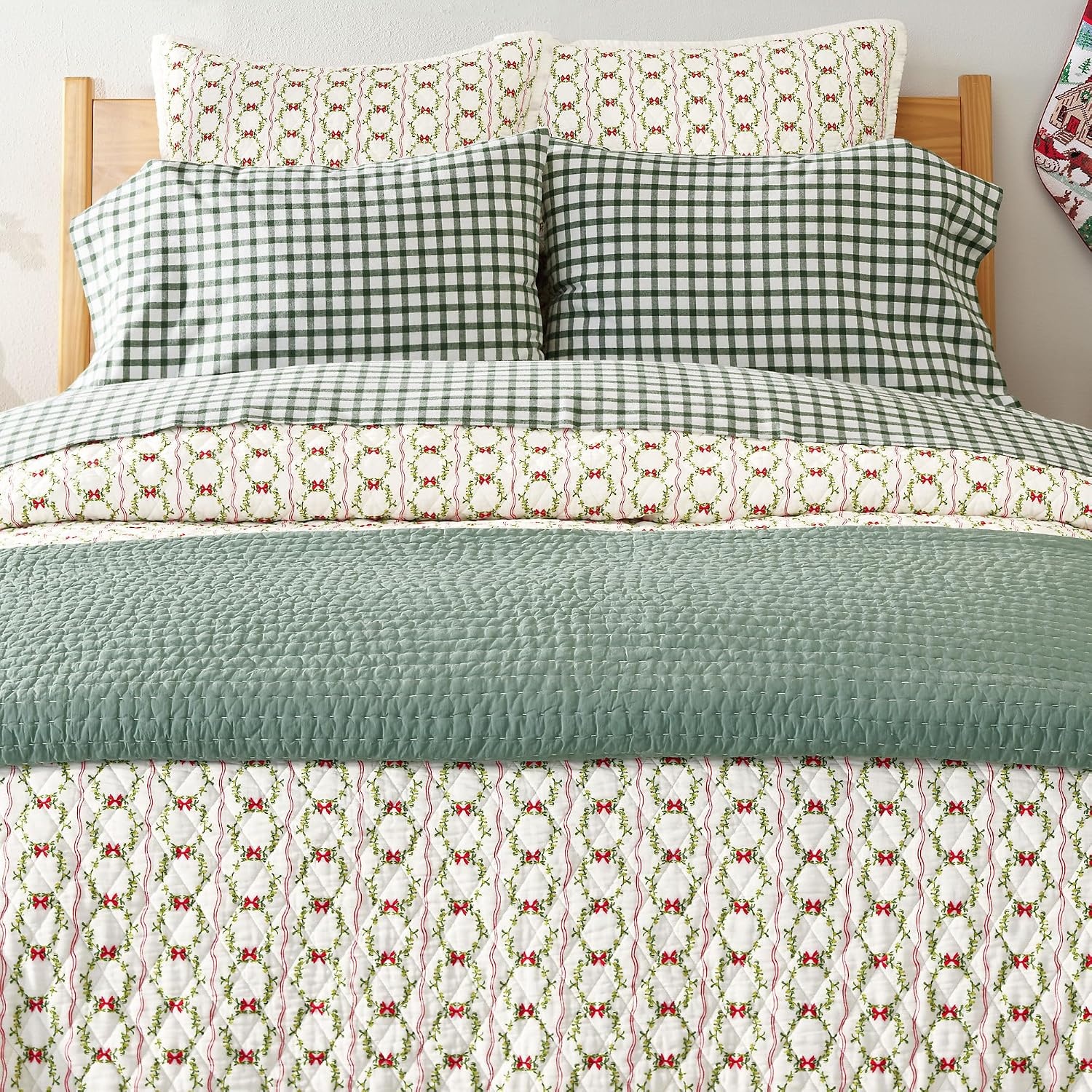 image:imageLands End Embroidered Diamond Double Voile Quilt Twin Antique NavyHoliday WreathsIvory